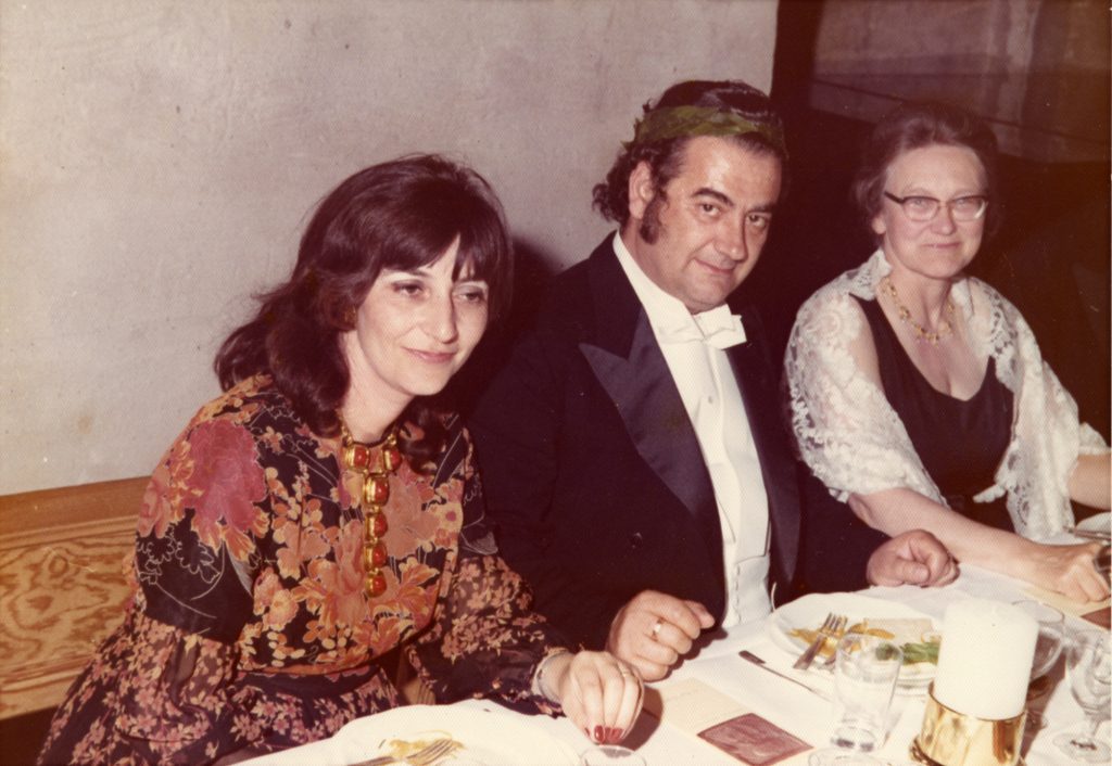 Pilar Gómez Bedate (a la izquierda) con Ángel Crespo en Upsala, junto a Regina af Geijerstam (a la derecha). 1973