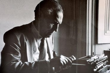 Torga frente a su máquina de escribir