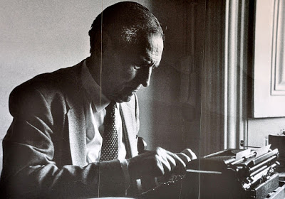 Torga frente a su máquina de escribir