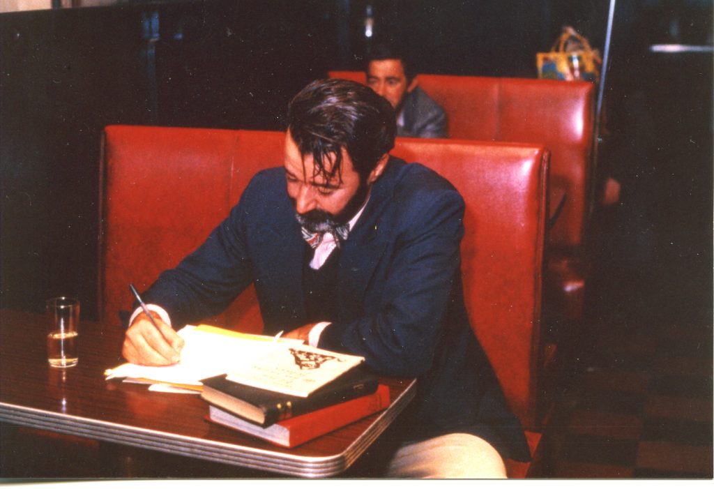 14. Dionisio Cañas escribiendo en el Bar McCarthy´s